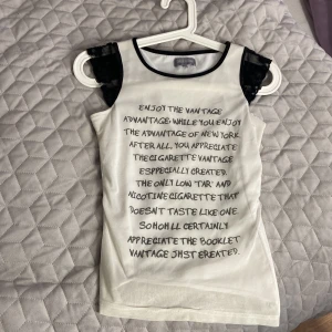 Vit svart unik tröja vintage - Mycket vacker med text vintage tröja kort ärmar mycket fin elegant stretch skön material hämtas eller fraktas så fort så möjligt pågrund av flytt skynda fynda!