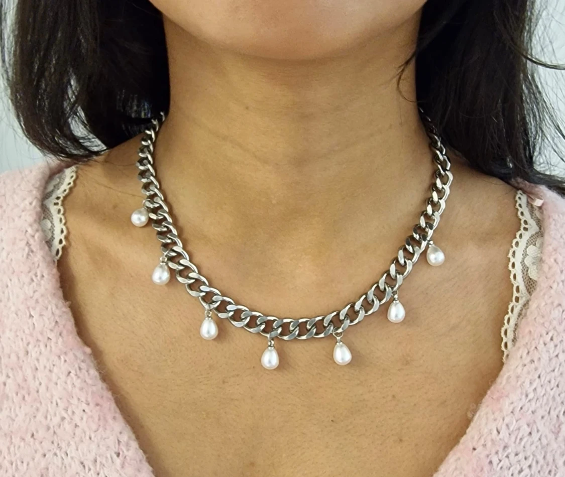 Silvrigt halsband med pärlor