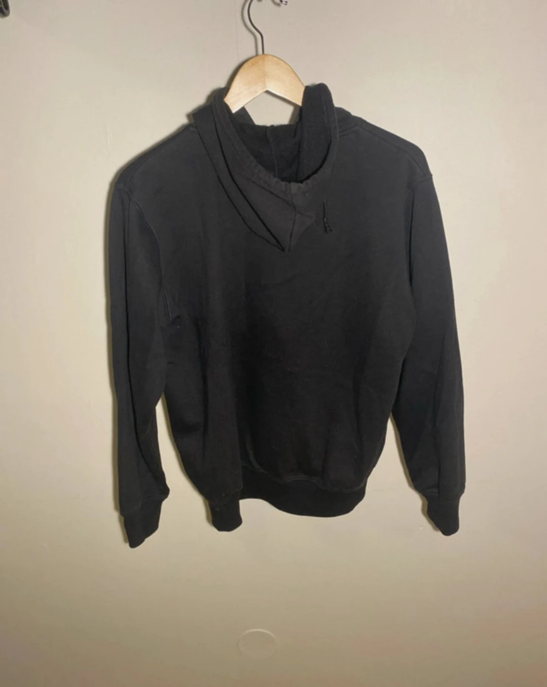 Svart hoodie med Canada-tryck - 1