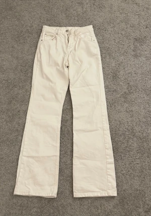 Vita jeans  - Vita mid waist jeans från Gina tricot, säljer pga för liten storlek