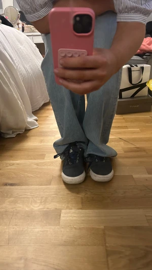 Mörkblå sneakers Tommy Hilfiger - Snygga mörkblå sneakers från Tommy Hilfiger. Tecken på användning finns se bilder 