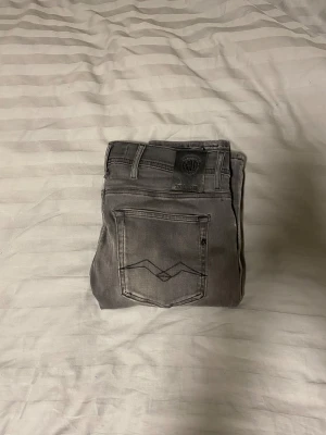 Replay Anbass - Säljer dessa sjukt snygga Replay Jondrill Anbass jeans för 350kr | Nypris ca 1200kr | Skick - 7/10 | Size - W29 L32 | Medföljer - inget Og/Tags | Tveka inte att fråga om du har några funderingar! 