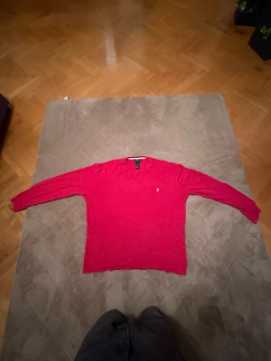 Röd långärmad tröja Polo Ralph Lauren - Bra julklapp för farsan eller någon stor person!Snygg röd långärmad tröja från Polo Ralph Lauren i storlek 2XL. Tröjan har en klassisk rund hals och det ikoniska broderade Polo-logot på bröstet i vitt. Tillverkad i mjuk bomull som är skön mot huden och passar perfekt för chill dagar.            (🔥om det syns några fleckar så är det sånt som går att tvätta 🧽 🔥)