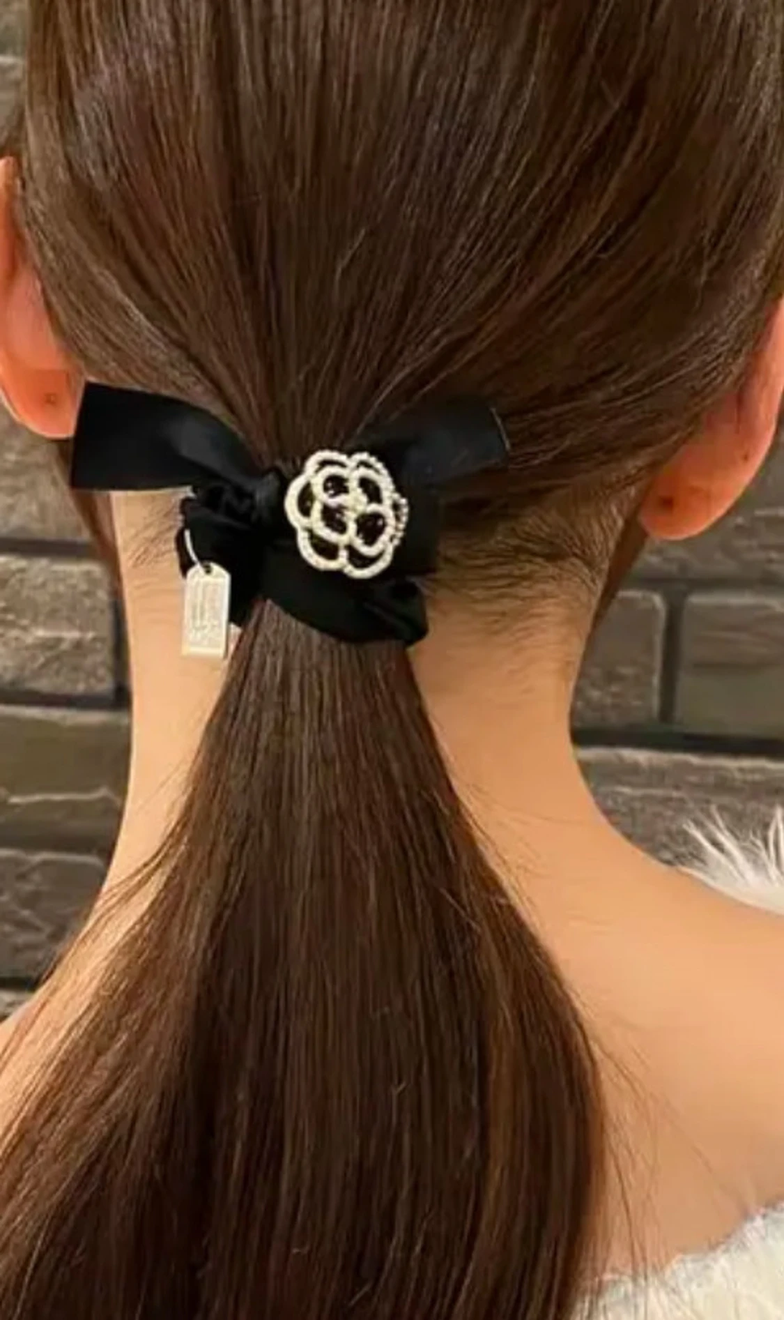 Camellia Svart scrunchie med pärlblomma och rosett