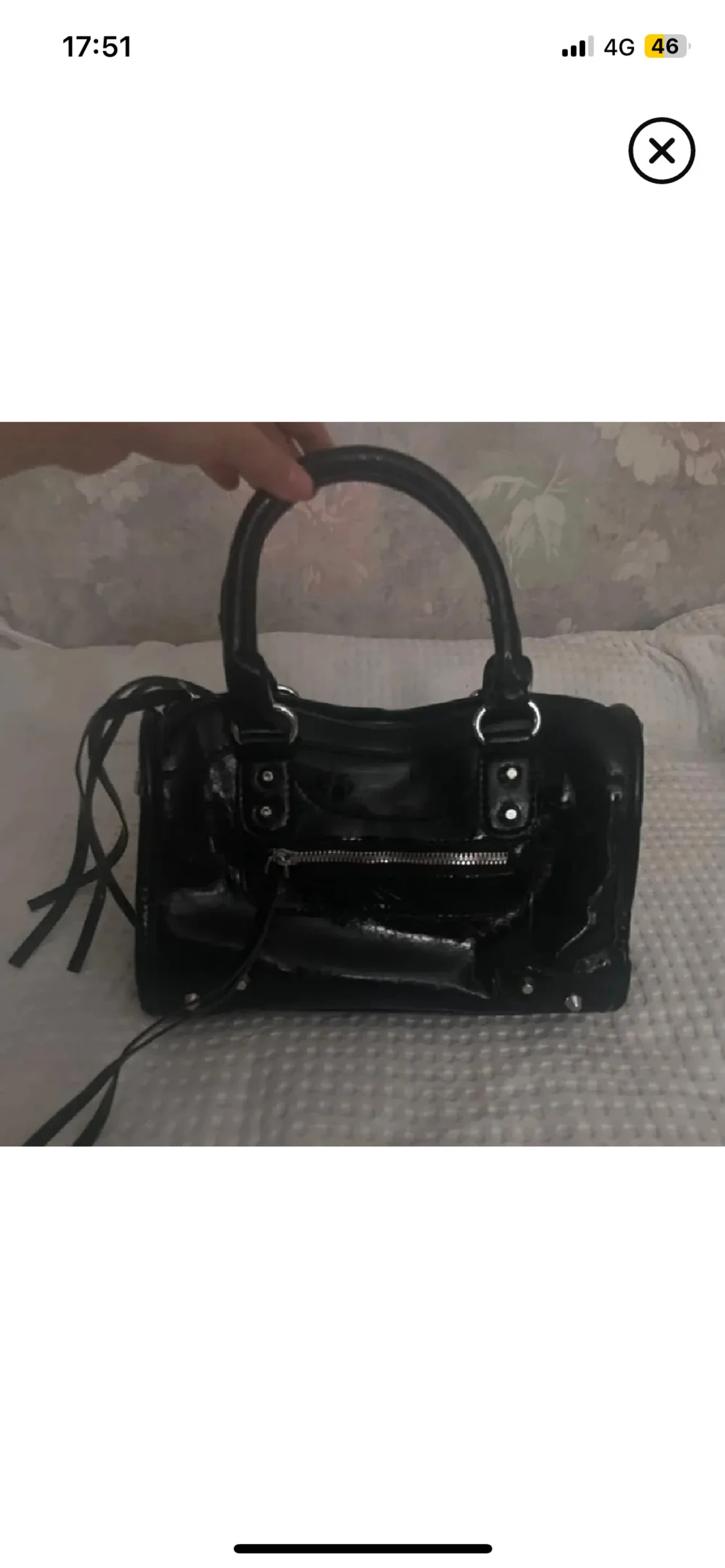 Svart handväska med dragkedja och nitar - 1