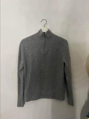 THESE GLORY DAYS MERINO GREY - THESE GLORY DAYS MERINO| | Storlek: M Skick: 9/10| Medföljer: inget| Frågor eller funderingar tveka inte på att höra av dig! (100 % merinoull) 