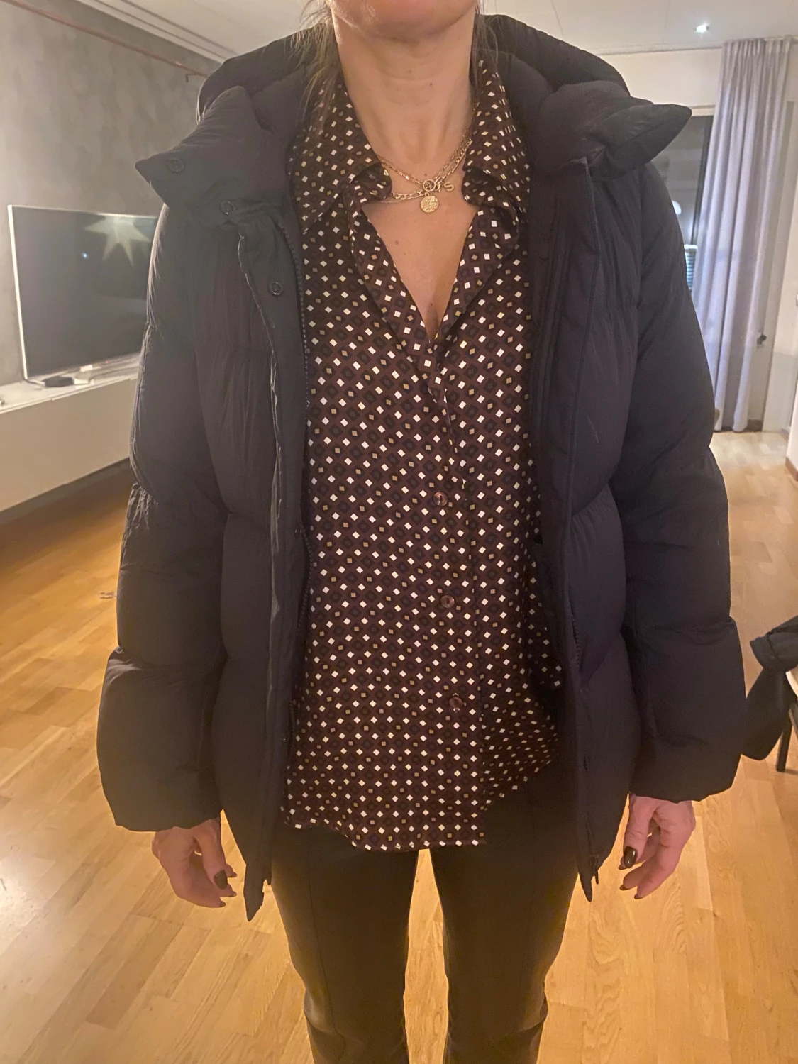 Svart pufferjacka med huva