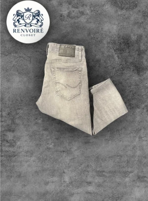 Feta jeans från Jack & Jones - Snygga ljusgrå jeans från Jack & Jones. Slim Glenn modell. Lite kortare än storleken! Skick 9/10! DUNDERPRIS!