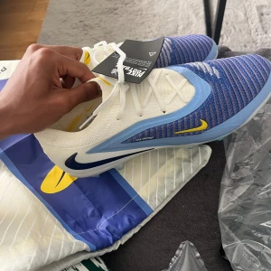 Nike fotbollsskor blå/vit/gul - Black Friday 30%