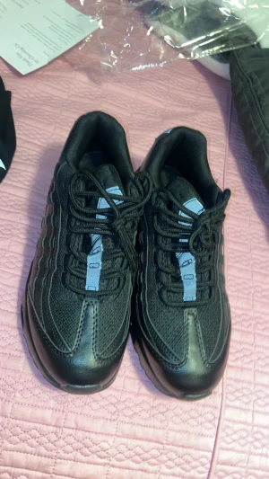 Airmax 95 - Säljer ett par svarta chunky sneakers med coola detaljer och snörning. Ovandelen är i mesh och syntet med inslag av reflekterande silver på plösen. Snygg, sportig vibe och passar perfekt till streetwear.