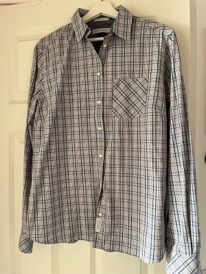 Peak Performance skjorta - Rutig skjorta, stl XL, väldigt fint skick, som ny.  Modell Kelli. Ljusblå/grå. 