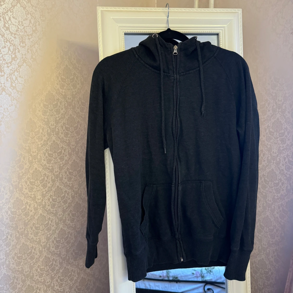 Svart hoodie med dragkedja och huva