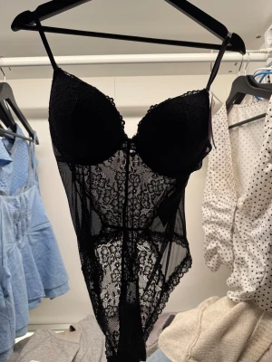 Spets body - Säljer denna oanvända spets bodyn ifrån hm som är slutsåld! Jätte fin🥰