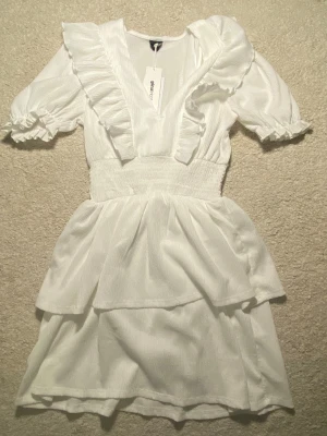 Gina Tricot Klänning - Säljer denna sommarklänning eftersom den aldrig kom till användning. Är i nyskick och inköpt för 2 sommrar sen. Kom privat för fler frågor 💕