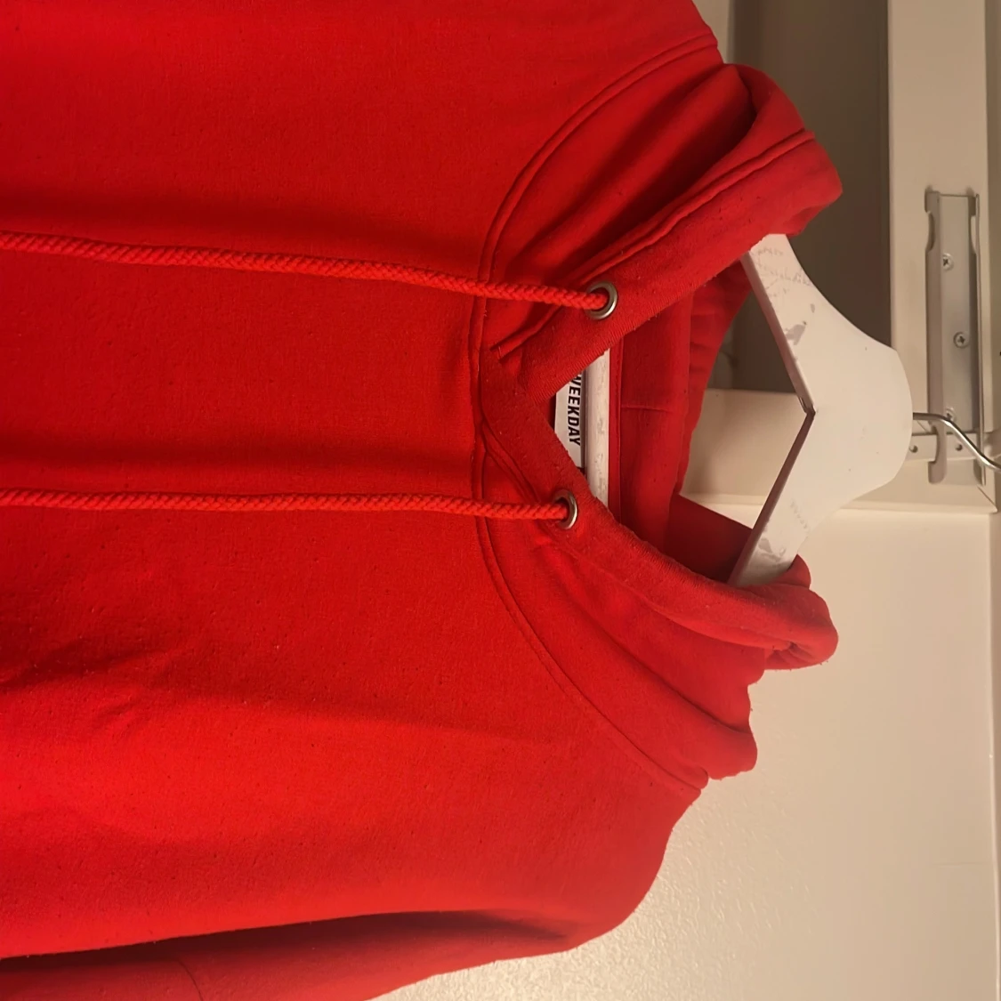 Röd hoodie från Weekday med huva - 1