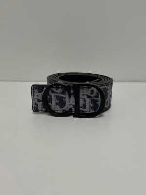 Dior Bälte - Säljer ett helt nytt bälte, aldrig använd. Storlek 110. Snabb frakt fraktas inom 24h efter köp. Kan härmas i Haninge, skriv gärna vid fler frågor.