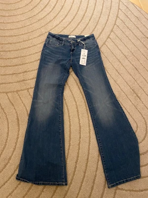 Mörkblåa jeans  - Mörkblåa lågmidjade jeans mycket bra skick 