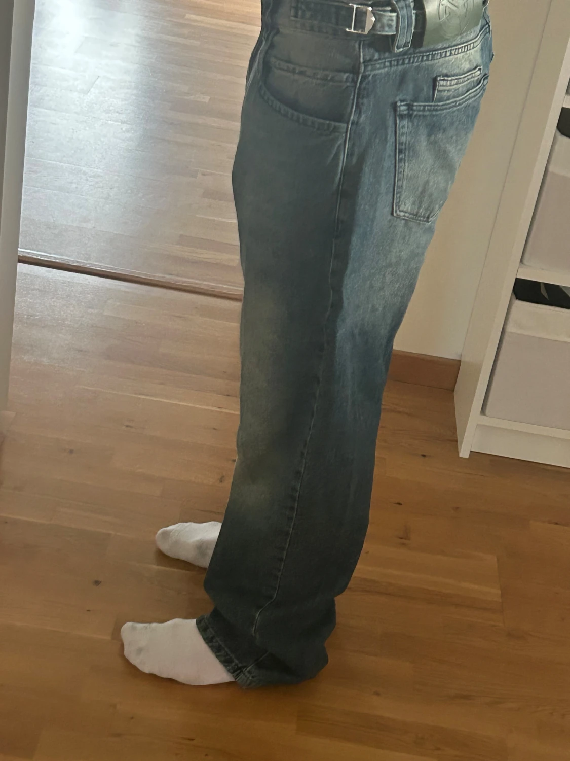 Blåa vida jeans med gröna detaljer - 2