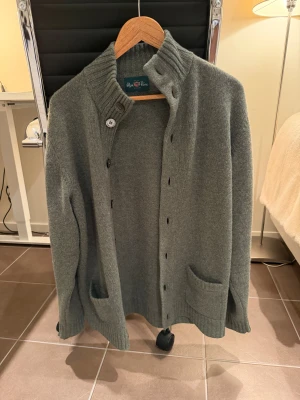 Alan pain cardigan - Bara prövad Alan Paine cardigan i en fin grön färg. Tröjan är perfekt till vintern då den är gjord i 100% lambswool och dessutom tjockt stickad. Säljer eftersom den tyvärr var för liten. Vid frågor är det bara att kontakta
