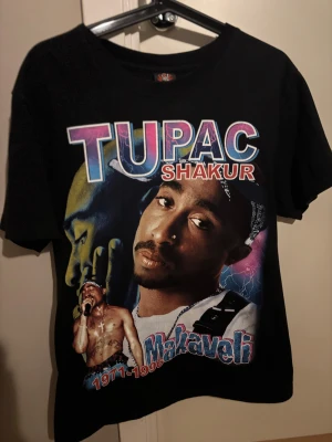 Tupac t-shirt - Använts några gånger men helt ny annars