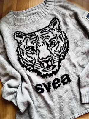 Finstickad tröja från Svea! - Grå finstickad tröja med motiv framtill i storlek S från Svea. I nyskick. 
