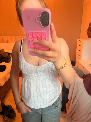 Randig linnetopp från Brandy Melville - Supersöt linnetopp från Brandy Melville som är vit med ljusblå ränder. Passformen är normal och toppen är lätt och luftig. Den har ingen storlek men skulle säga ungefär S, passar nog de flesta! Säljer då den inte kommer till användning längre. Pris kan diskuteras och bara skiva om ni har några frågor! MVH Amanda❣️