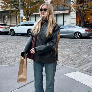 Bikerjacka i skinnimitation  - Säljer min bikerjacka med dragkedja och klassisk krage. Jackan har en stilren design med fickor och bältesdetaljer vid midjan. Utgångspris 999:-