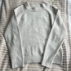 Beige tröja från Vero Moda - Säljer en stilren beige tröja från Vero Moda. Tröjan har en klassisk design med långa ärmar och ribbade kanter vid hals, ärmslut och nederkant. Tröjan är noppig, vilket händer efter att man har tvättat den. 💗