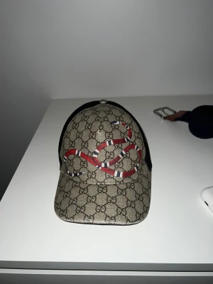 Gucci keps med orm och GG-mönster - Säljer en äkta Gucci keps som ja köpte av en kompis i juni, den finns inte o köpa längre så den är ganska rare, har inga defekter och är i bra skick!
