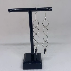 Long silver ring earrings🤍🩶 - Superfina handgjorda örhängen perfekta för att ge alla outfits det lilla extra!🎀Säljs för 40kr/styck eller 79kr/par. Rekommenderar att köpa genom Swish då frakten endast är 18kr!💕Skriv alltid innan du köper!💗I varje order får man gulliga stickers med!🤭💕