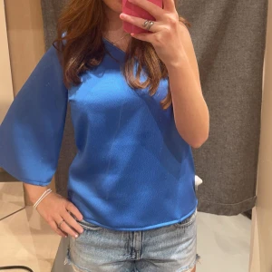 Oneshoulder topp! - Säljer min superfina oneshoulder topp från Vila! Funkar på fest eller vid andra fina tillfällen💕är i strl 34 men passar även mig perfekt som brukar ha 36!