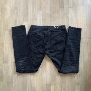 Dondup George  - Svarta jeans från Dondup i modellen George. Feta slitningar och mycket bra skick inge defekter✅ Skriv vid frågor eller funderingar!
