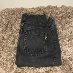 Dondup Jeans - Snygga svarta jeans från Dondup med en klassisk femficksdesign. De har en knappgylf och är perfekta för en stilren look. Passformen är smal och de är tillverkade i ett bekvämt material. Om du vill ha en bild på hur dem sitter är det bara o fråga så fixar jag 😀