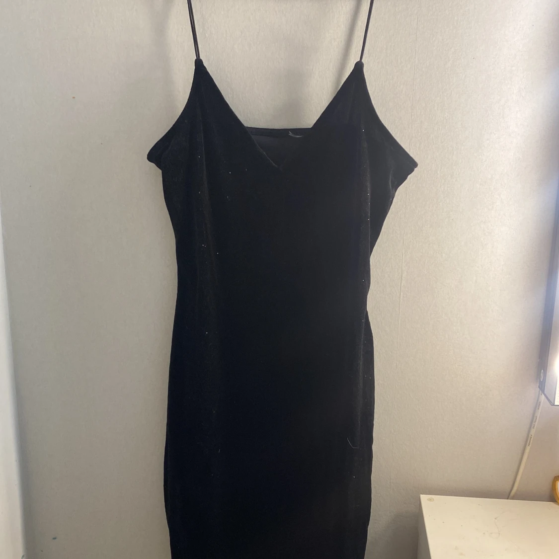 Svart glittrig klänning med smala axelband - 1