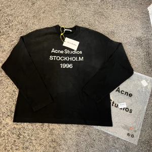 ACNE STUDIO LÅNGÄRMAD  - hej, säljer denna acne lång ärmad/long sleeve, tröjan är i nyskick och allt medföljer dvs poly bag och tags. 