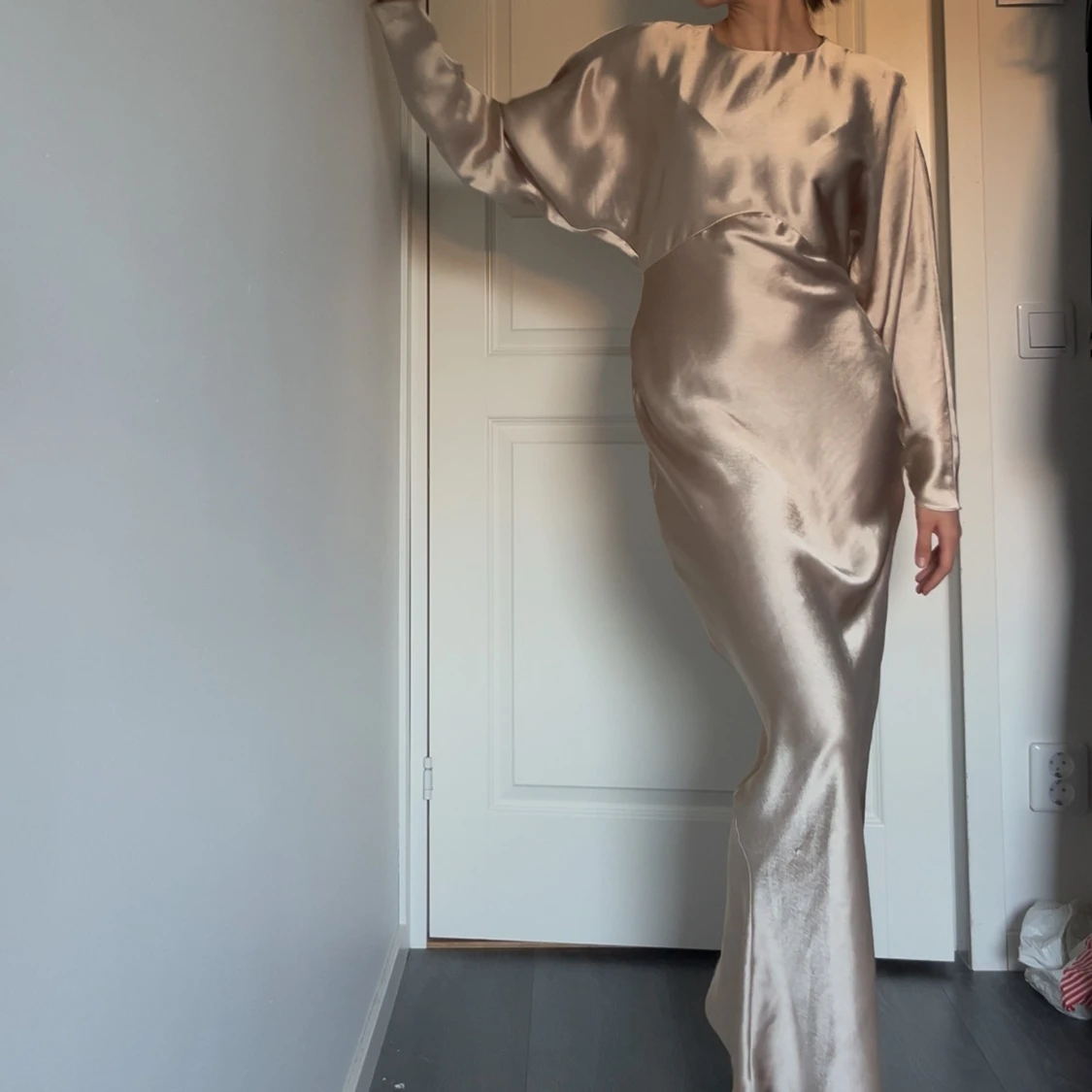 Champagnefärgad långklänning i satin