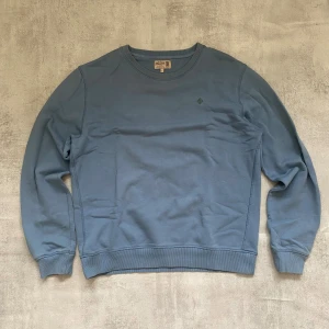 Blå Morris sweatshirt  - Jag Säljer en fet sweatshirt från Morris | skicket på tröjan är bra 8/10 | storlek L| ny pris 2000: mitt pris är 349 | skriv vid frågor och funderingar       