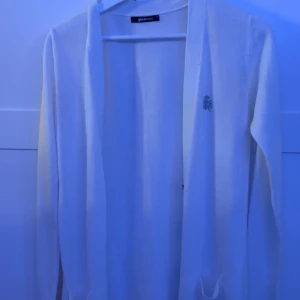 Lång kofta  - Säljer en vit, lång kofta.