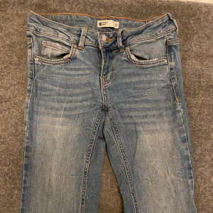 Ljusblå bootcut jeans från Gina Tricot - Säljer ett par ljusblå bootcut jeans från Gina. Jeansen har normal midja och är tillverkade i mjukt bomullsmaterial med lite stretch. Jeansen är använda men finns inga fläckar eller ”trasigheter” så dem ser ut som nya. Lågmidjade och skulle definivt inte säga att det är storlek 36, mer 32/34🌸
