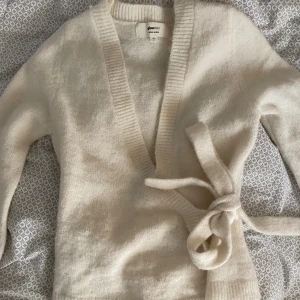 Stickad tröja med knyte💗 - Super söt tröja från Ginatricot🤍Andvänd typ 2 gånger, jag skulle inte säga att den är så nopprig.