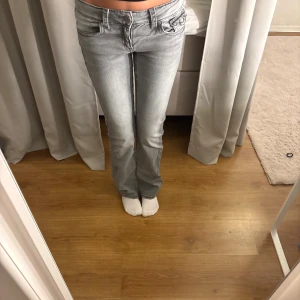 Grå bootcut jeans Gina Tricot 164 - Gråa lågmidjade bootcut jeans ifrån ginatricot young, använt några gången men inga stora skador eller fläckar