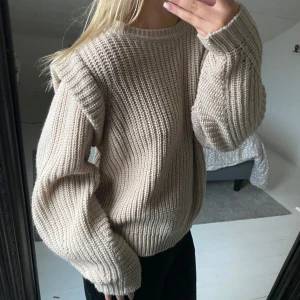 Stickad tröja - Jättefin beige stickad tröja från ONLY. Storlek M men passar mig som vanligtvis har S. Bara använd några få ggr. Jättebra skick. Nypris 499kr