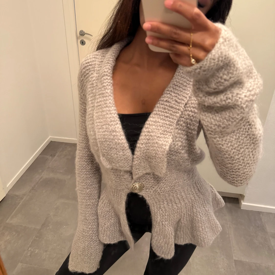 Stickad kofta med volangkant