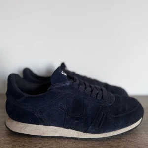 Armani skor - Tja säljer nu mina riktigt feta armani skor då jag växt ut dom! Skorna är i mocka och är riktigt sköna. 