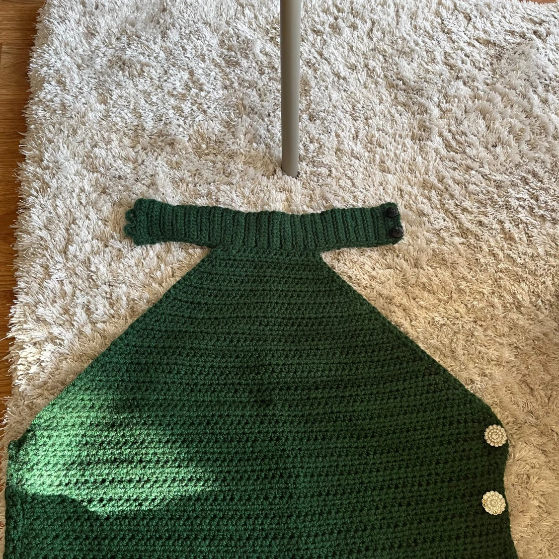 Mörkgrön stickad topp med pärlknappar