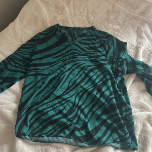 Grön leopard topp - Super super fin topp kan skick bilder på om ni vill pris kan diskuterad