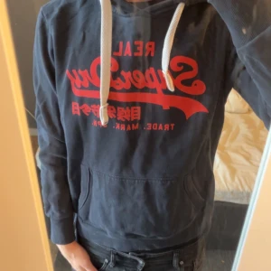 Superdry - Superdry hoodie - Mörkblå - Storlek: Small - Bra skick, använd men inga synliga defekter - Nypris: 949kr - Mitt pris: 399kr - hör av dig vid funderingar 💫