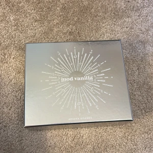 Ariana Grande Mod Vanilla set - Snygg presentförpackning med Ariana Grande Mod Vanilla. Innehåller en unik parfymflaska och en smidig travel spray – perfekt för dig som vill ha något trendigt och lätt att ta med.