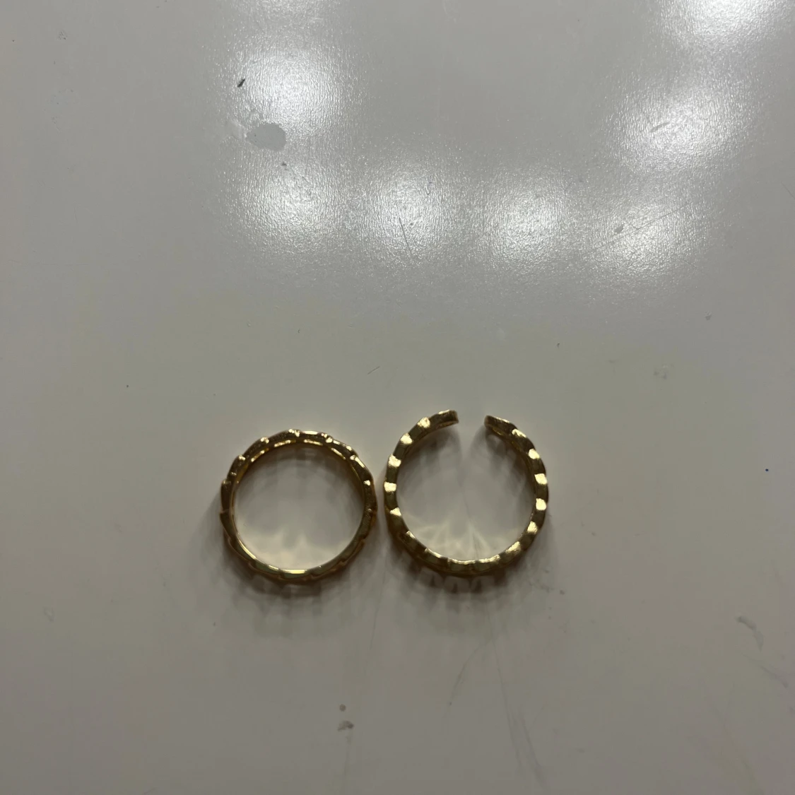 Guldiga kedjeringspar  - 1