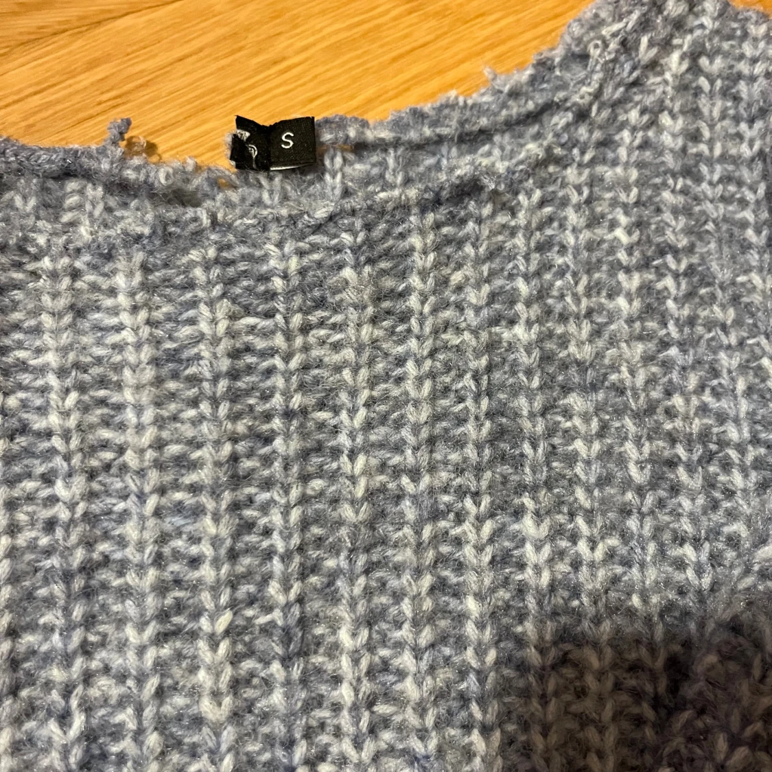 Ljusblå stickad tröja med ribbad struktur - 3